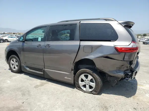 5TDKZ3DC2HS855117 2017 TOYOTA SIENNA - Image 2