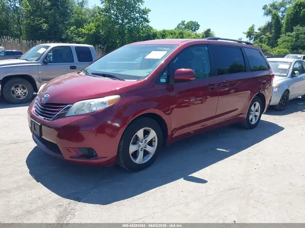 5TDKZ3DC2HS855148 2017 TOYOTA SIENNA - Image 2