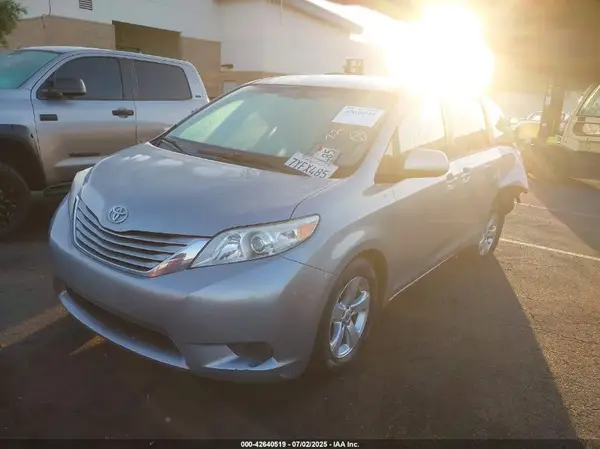 5TDKZ3DC2HS856414 2017 TOYOTA SIENNA - Image 2