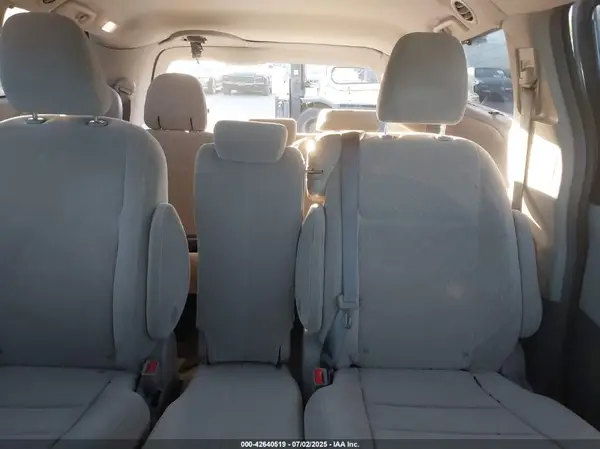 5TDKZ3DC2HS856414 2017 TOYOTA SIENNA - Image 8