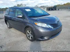 5TDKZ3DC2HS860432 2017 TOYOTA SIENNA
