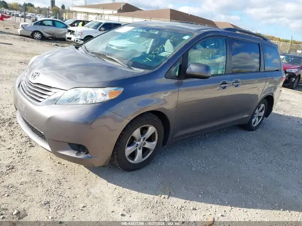 5TDKZ3DC2HS860432 2017 TOYOTA SIENNA - Image 2