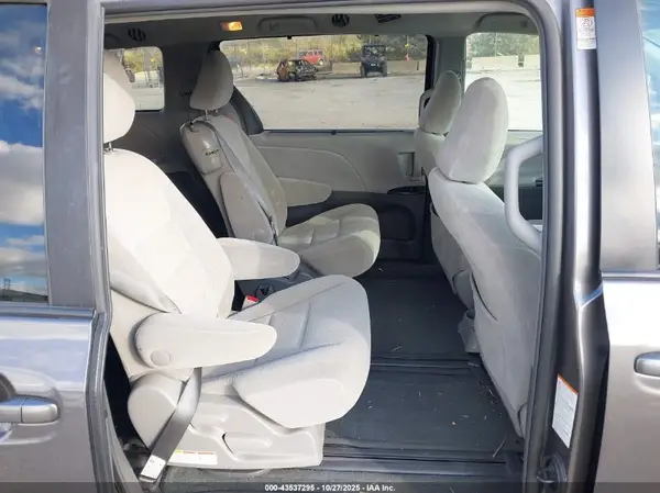 5TDKZ3DC2HS860432 2017 TOYOTA SIENNA - Image 8