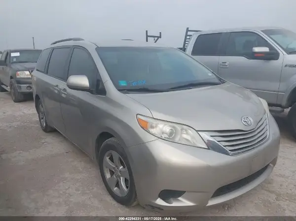 5TDKZ3DC2HS860656 2017 TOYOTA SIENNA - Image 1