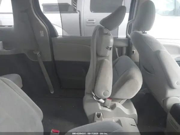5TDKZ3DC2HS860656 2017 TOYOTA SIENNA - Image 8