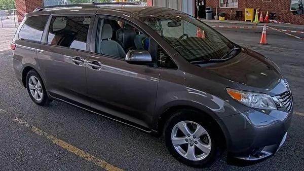5TDKZ3DC2HS865999 2017 TOYOTA SIENNA - Image 8