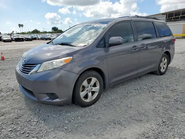 5TDKZ3DC2HS866571 2017 TOYOTA SIENNA - Image 1