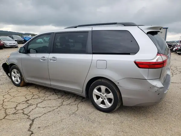 5TDKZ3DC2HS880969 2017 TOYOTA SIENNA - Image 2