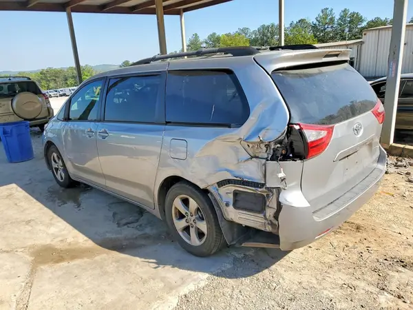 5TDKZ3DC2HS887453 2017 TOYOTA SIENNA - Image 2
