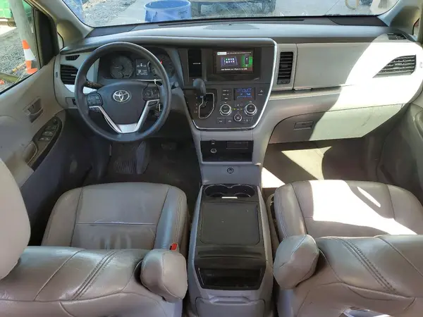5TDKZ3DC2HS887453 2017 TOYOTA SIENNA - Image 8