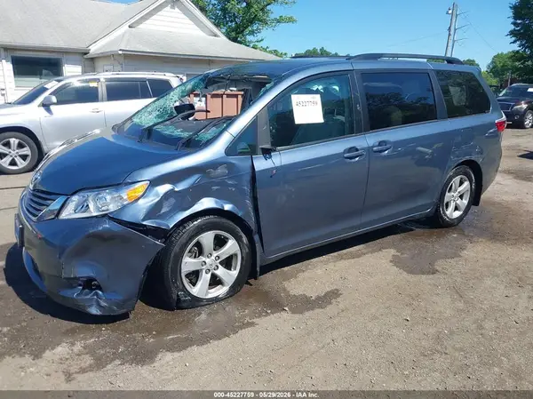 5TDKZ3DC2HS890918 2017 TOYOTA SIENNA - Image 2