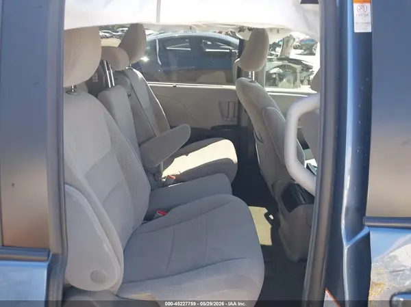 5TDKZ3DC2HS890918 2017 TOYOTA SIENNA - Image 8