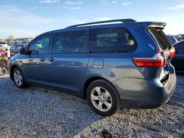 5TDKZ3DC2HS891311 2017 TOYOTA SIENNA - Image 2