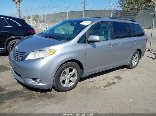 5TDKZ3DC2HS896170 2017 TOYOTA SIENNA - Image 2