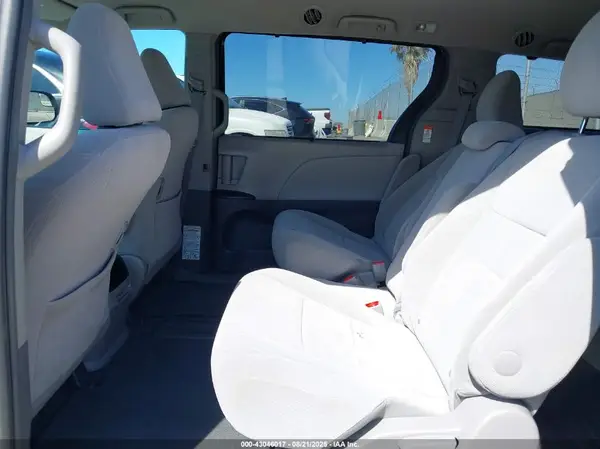 5TDKZ3DC2HS896170 2017 TOYOTA SIENNA - Image 8