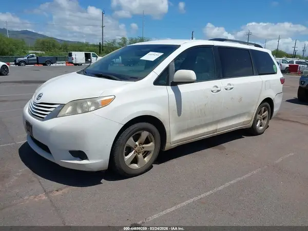 5TDKZ3DC2HS897027 2017 TOYOTA SIENNA - Image 2