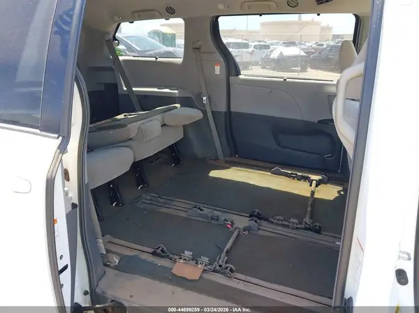 5TDKZ3DC2HS897027 2017 TOYOTA SIENNA - Image 8