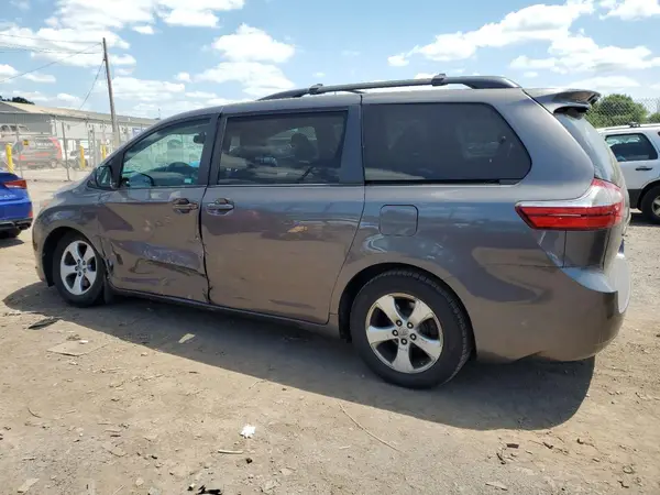 5TDKZ3DC2HS898663 2017 TOYOTA SIENNA - Image 2