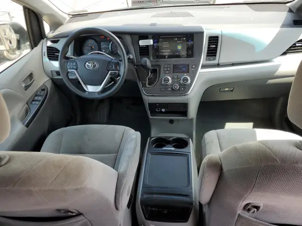 5TDKZ3DC2HS898663 2017 TOYOTA SIENNA - Image 8
