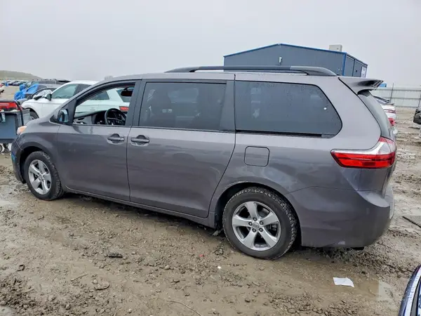 5TDKZ3DC2HS899215 2017 TOYOTA SIENNA - Image 2