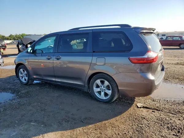 5TDKZ3DC2HS900718 2017 TOYOTA SIENNA - Image 2