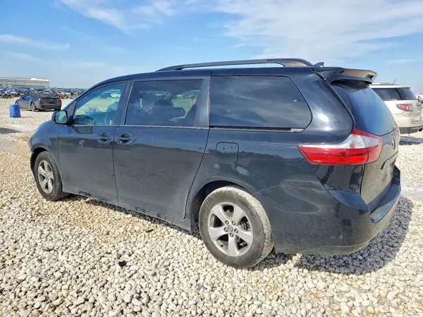 5TDKZ3DC2JS900899 2018 TOYOTA SIENNA - Image 2