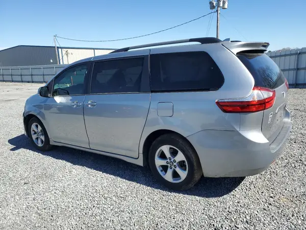 5TDKZ3DC2JS900949 2018 TOYOTA SIENNA - Image 2