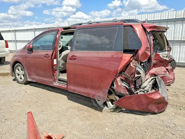 5TDKZ3DC2JS901700 2018 TOYOTA SIENNA - Image 2