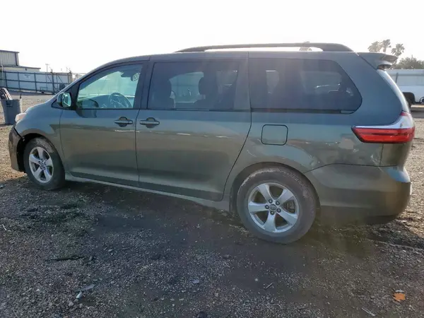 5TDKZ3DC2JS905746 2018 TOYOTA SIENNA - Image 2