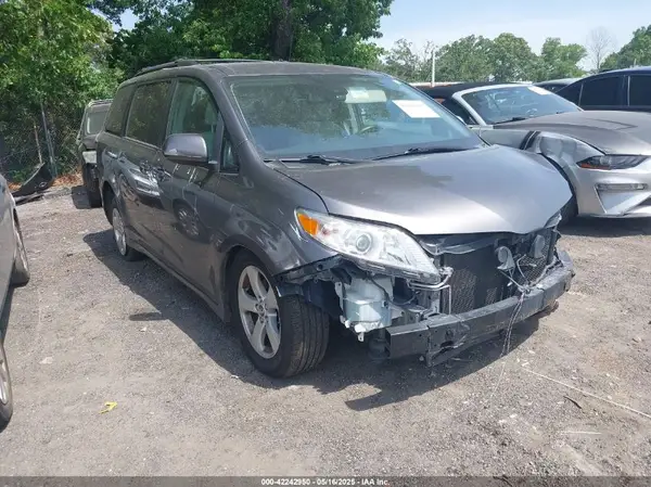 5TDKZ3DC2JS906556 2018 TOYOTA SIENNA - Image 1