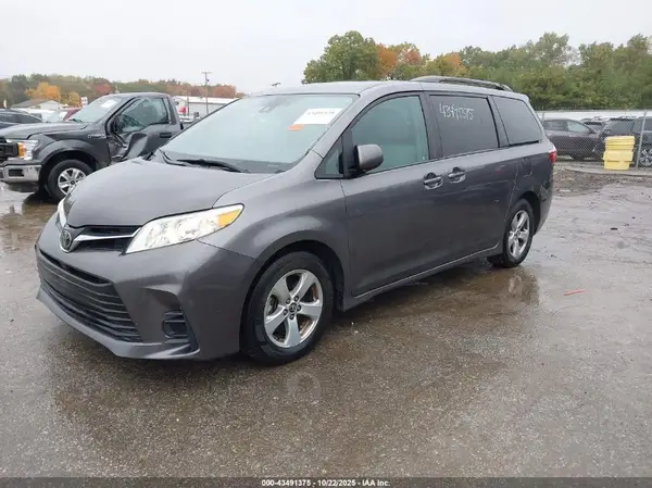 5TDKZ3DC2JS909120 2018 TOYOTA SIENNA - Image 2