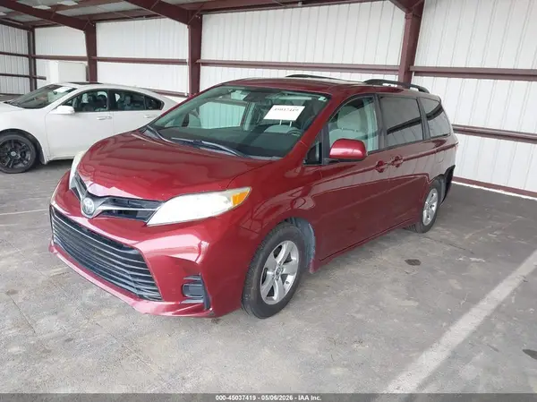 5TDKZ3DC2JS909912 2018 TOYOTA SIENNA - Image 2