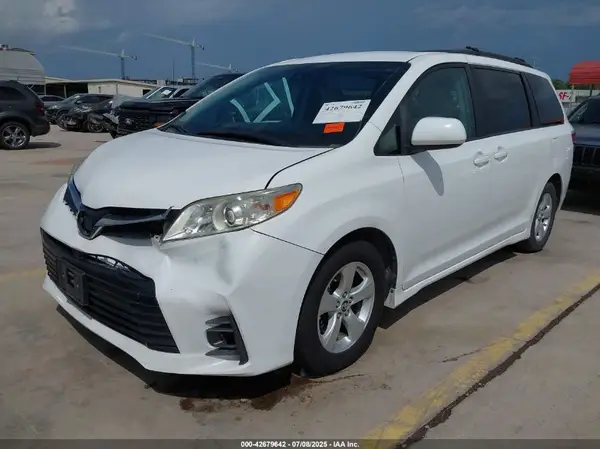 5TDKZ3DC2JS910025 2018 TOYOTA SIENNA - Image 2