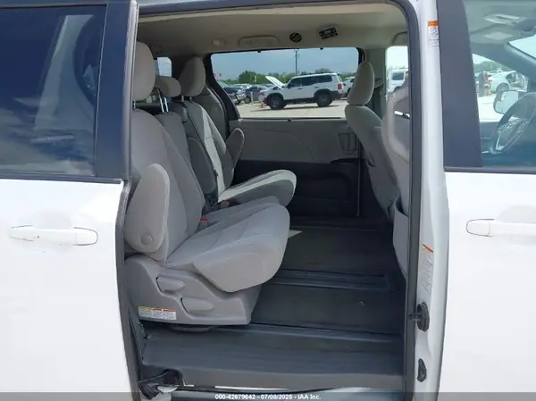 5TDKZ3DC2JS910025 2018 TOYOTA SIENNA - Image 8