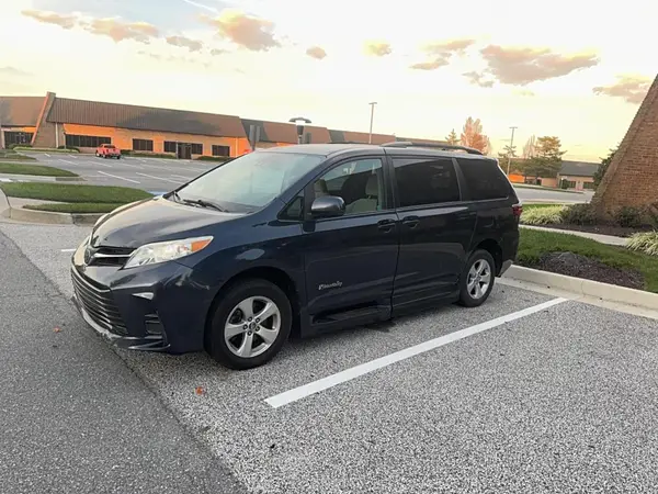 5TDKZ3DC2JS910364 2018 TOYOTA SIENNA - Image 2