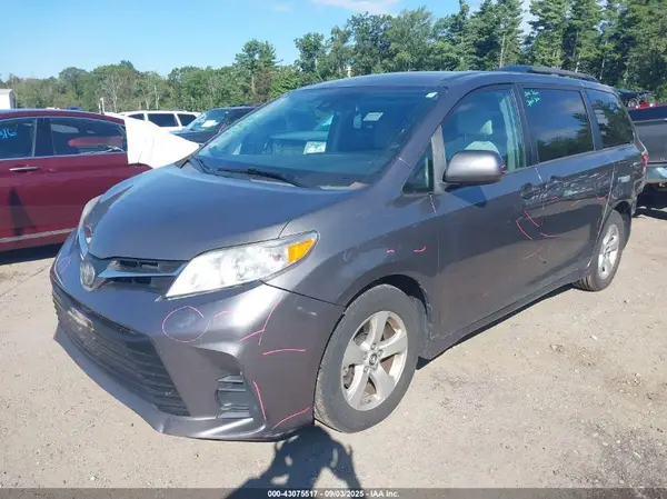 5TDKZ3DC2JS914933 2018 TOYOTA SIENNA - Image 2