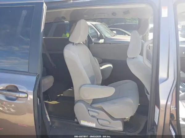 5TDKZ3DC2JS914933 2018 TOYOTA SIENNA - Image 8