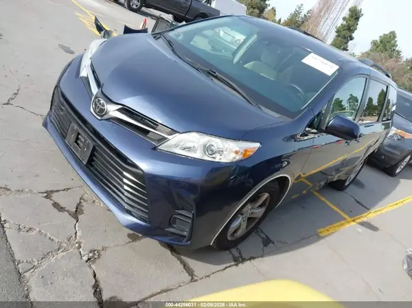 5TDKZ3DC2JS917041 2018 TOYOTA SIENNA - Image 2
