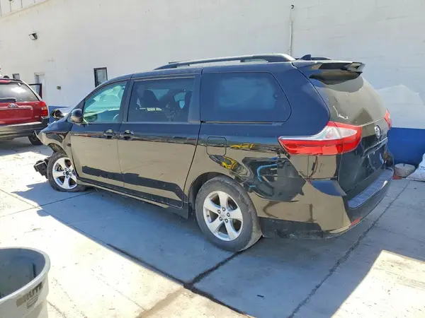 5TDKZ3DC2JS917797 2018 TOYOTA SIENNA - Image 2