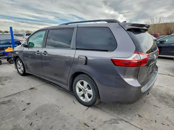5TDKZ3DC2JS918691 2018 TOYOTA SIENNA - Image 2