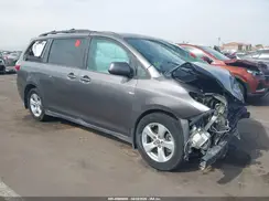 5TDKZ3DC2JS924524 2018 TOYOTA SIENNA