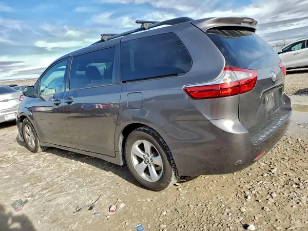 5TDKZ3DC2JS924880 2018 TOYOTA SIENNA - Image 2
