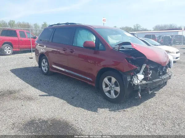 5TDKZ3DC2JS927200 2018 TOYOTA SIENNA - Image 1