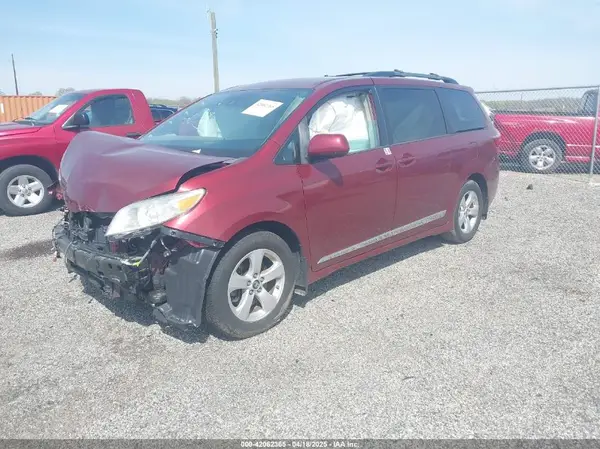 5TDKZ3DC2JS927200 2018 TOYOTA SIENNA - Image 2