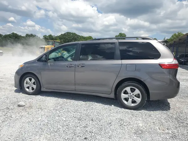 5TDKZ3DC2JS930579 2018 TOYOTA SIENNA - Image 2