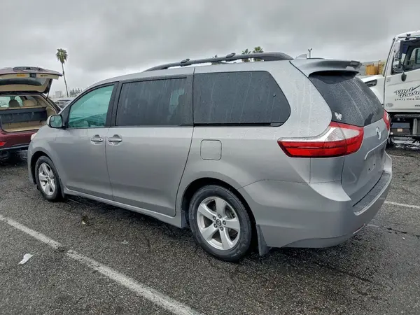 5TDKZ3DC2JS930906 2018 TOYOTA SIENNA - Image 2