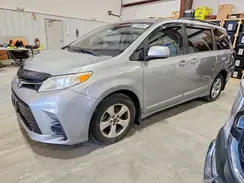 5TDKZ3DC2JS932039 2018 TOYOTA SIENNA