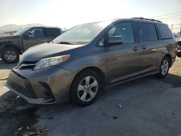 5TDKZ3DC2JS932431 2018 TOYOTA SIENNA - Image 1
