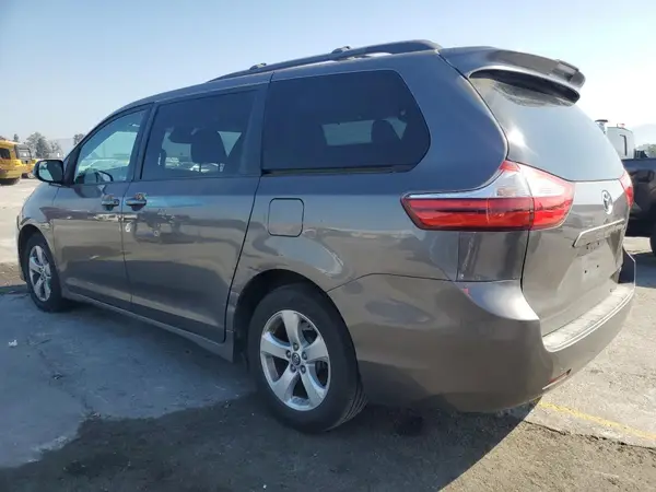 5TDKZ3DC2JS932431 2018 TOYOTA SIENNA - Image 2