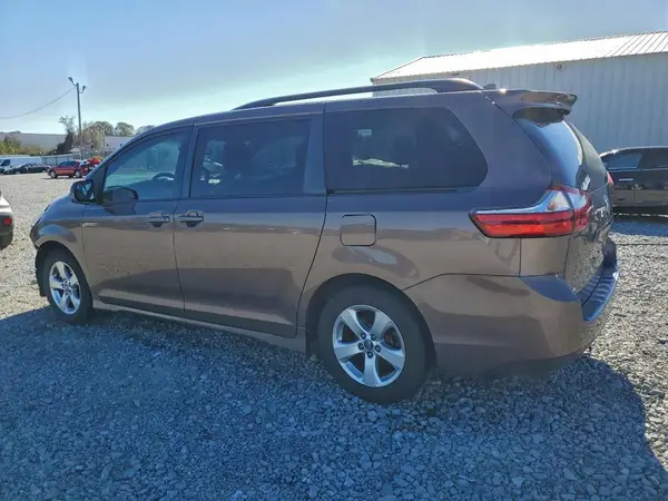 5TDKZ3DC2JS935085 2018 TOYOTA SIENNA - Image 2